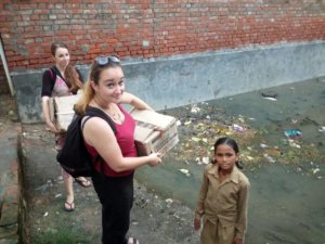 Natália with a young girl in India