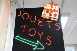neon sign with toys in english and jouets in french